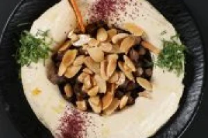 حمص باللحمة والمكسرات